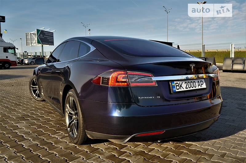 Седан Tesla Model S 2015 в Рівному
