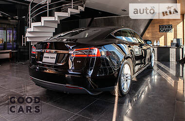 Седан Tesla Model S 2015 в 