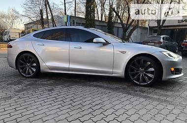 Седан Tesla Model S 2016 в 