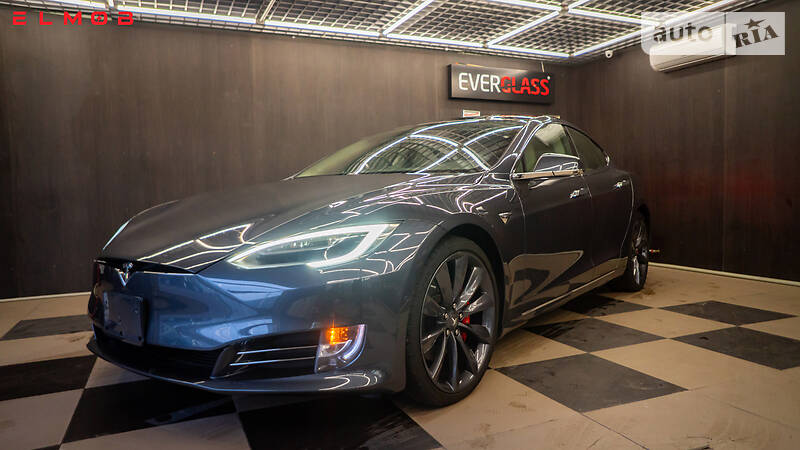 Седан Tesla Model S 2016 в 