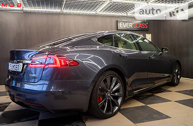 Седан Tesla Model S 2016 в 