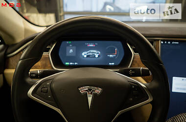 Седан Tesla Model S 2016 в 