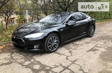 Седан Tesla Model S 2015 в Коломые