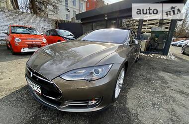 Седан Tesla Model S 2015 в 