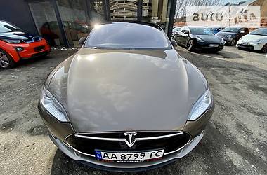 Седан Tesla Model S 2015 в 