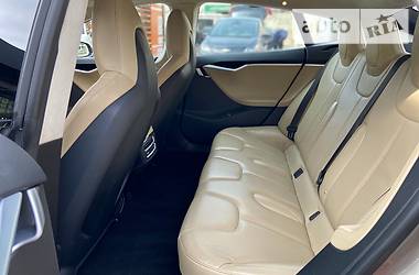 Седан Tesla Model S 2015 в 