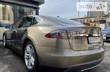 Седан Tesla Model S 2015 в 