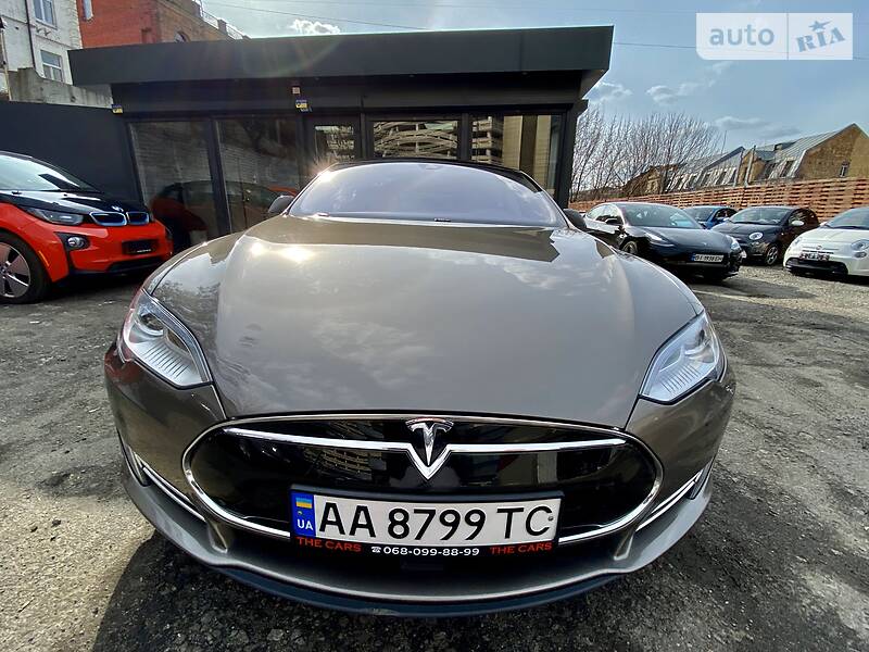 Седан Tesla Model S 2015 в 