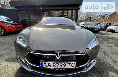 Седан Tesla Model S 2015 в 