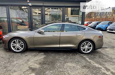 Седан Tesla Model S 2015 в 
