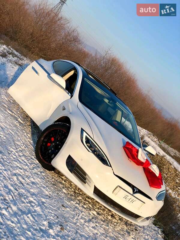 Седан Tesla Model S 2014 в Тячеве