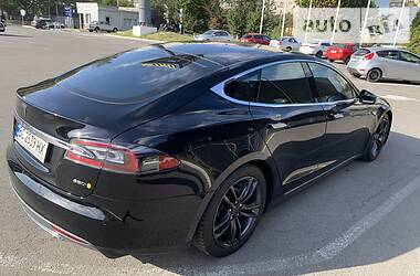 Седан Tesla Model S 2015 в Львове