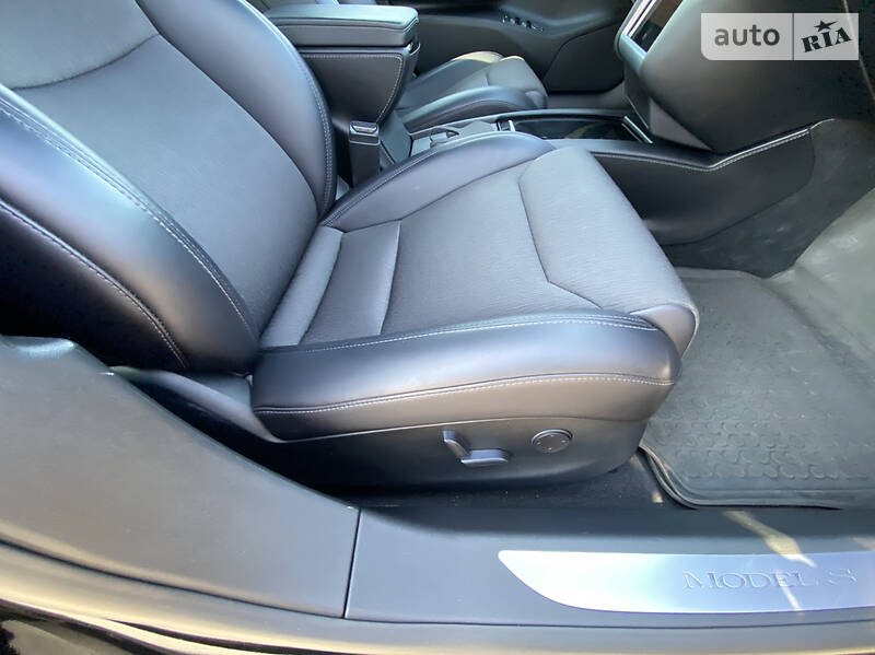 Ліфтбек Tesla Model S 2017 в Дніпрі фото 30 Ліфтбек Tesla Model S 2017 в Дніпрі