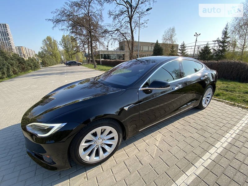 Ліфтбек Tesla Model S 2017 в Дніпрі фото 17 Ліфтбек Tesla Model S 2017 в Дніпрі