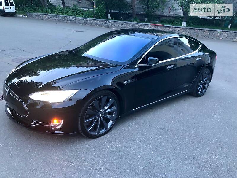 Седан Tesla Model S 2014 в 
