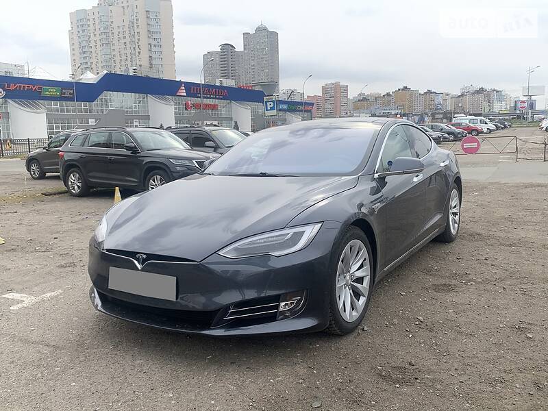 Седан Tesla Model S 2016 в 