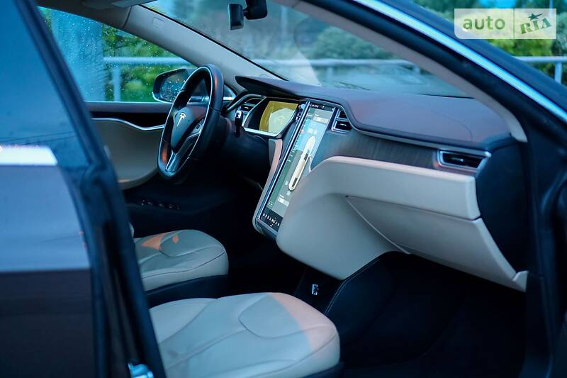 Хетчбек Tesla Model S 2013 в Львові