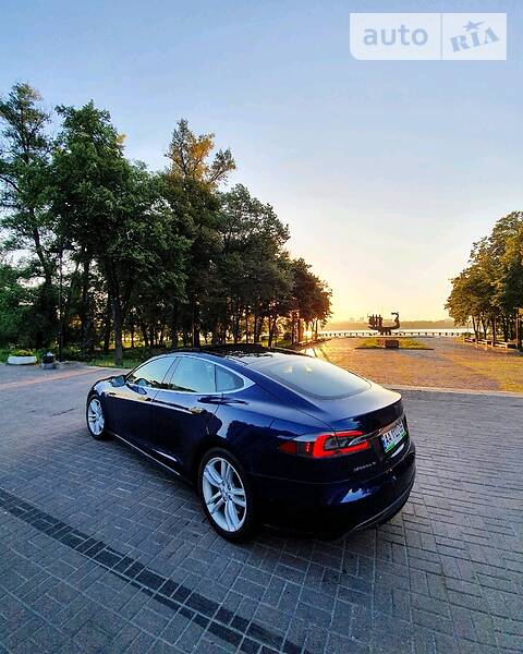 Хэтчбек Tesla Model S 2015 в Киеве