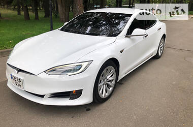 Седан Tesla Model S 2016 в Киеве