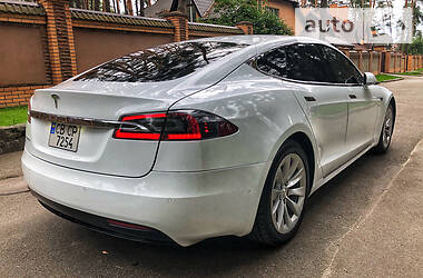 Седан Tesla Model S 2016 в Киеве