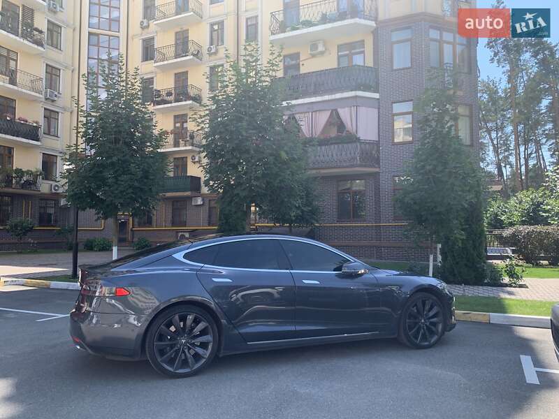 Tesla Model S 2015