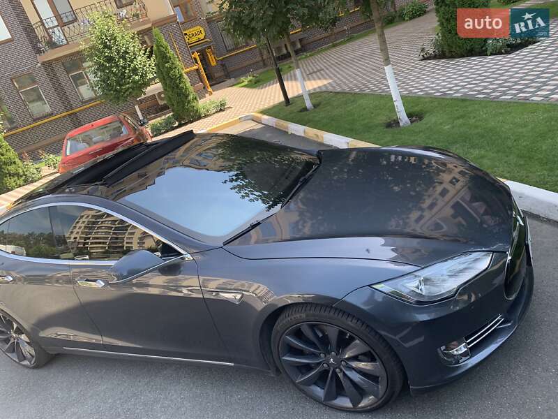 Лифтбек Tesla Model S 2015 в Тернополе