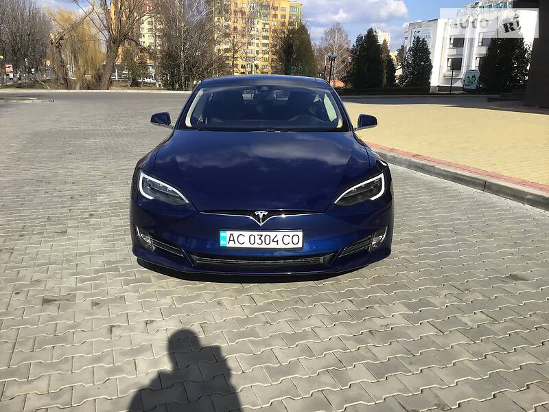 Седан Tesla Model S 2015 в Луцьку