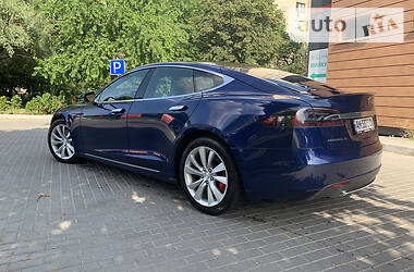 Седан Tesla Model S 2015 в 