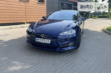 Седан Tesla Model S 2015 в 