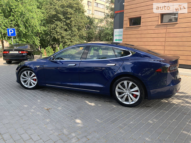 Седан Tesla Model S 2015 в Києві