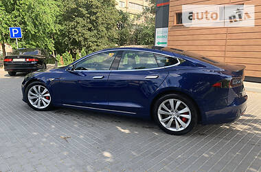 Седан Tesla Model S 2015 в 