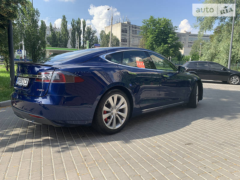 Седан Tesla Model S 2015 в Києві