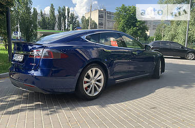 Седан Tesla Model S 2015 в 