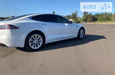 Седан Tesla Model S 2016 в 