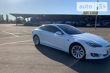 Седан Tesla Model S 2016 в 