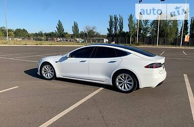 Седан Tesla Model S 2016 в 