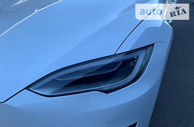 Седан Tesla Model S 2016 в 