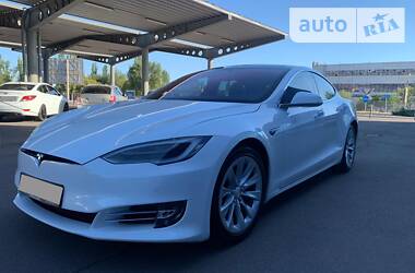 Седан Tesla Model S 2016 в 