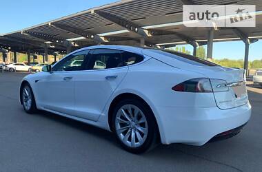 Седан Tesla Model S 2016 в 