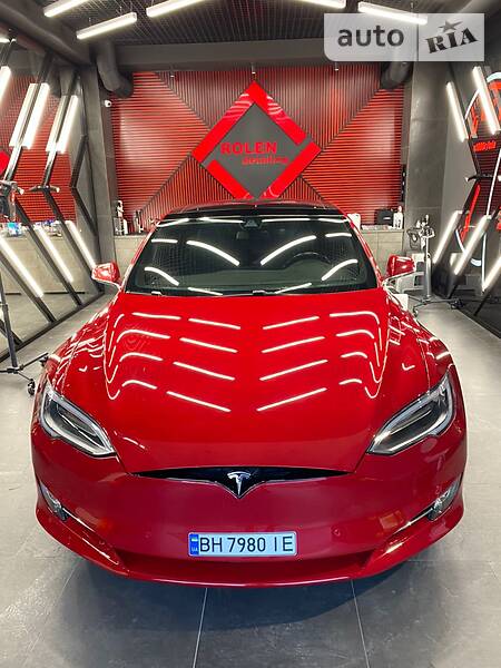 Седан Tesla Model S 2015 в Одесі