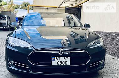 Лифтбек Tesla Model S 2015 в 