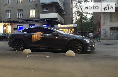 Хетчбек Tesla Model S 2017 в 
