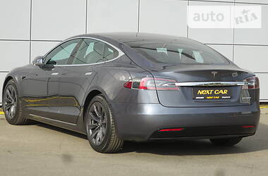 Седан Tesla Model S 2020 в 