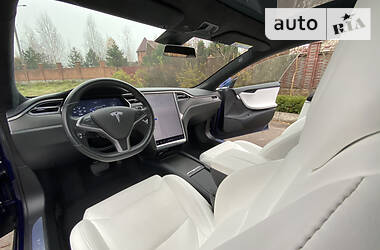 Седан Tesla Model S 2017 в Ровно
