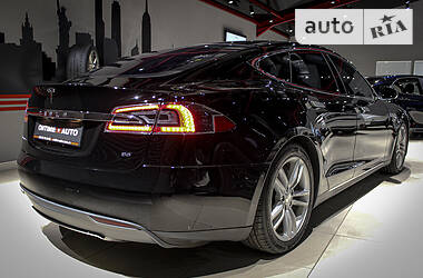 Седан Tesla Model S 2013 в 