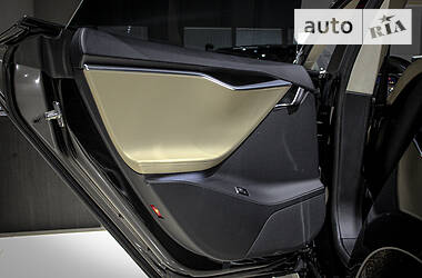 Седан Tesla Model S 2013 в 