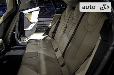 Седан Tesla Model S 2013 в 