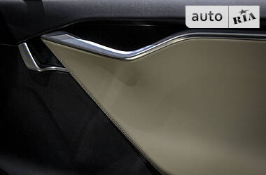 Седан Tesla Model S 2013 в 