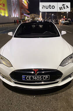 Седан Tesla Model S 2014 в Чернівцях