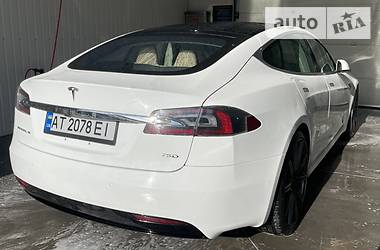 Седан Tesla Model S 2016 в 